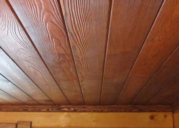 Чем подшить потолок по балкам в деревянном доме - фото