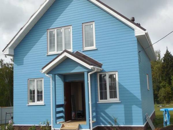 Чем покрасить деревянный дом снаружи своими руками: выбор краски - фото