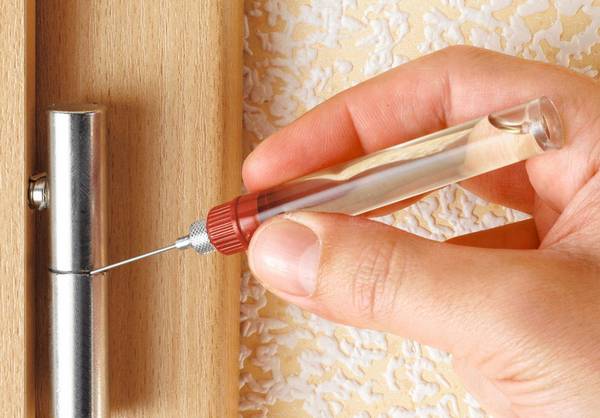 Чем смазать дверь, чтобы не скрипела: особенности смазки дверных петель с фото
