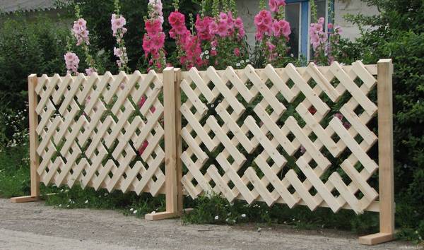 Простор для фантазии: деревянный декоративный забор с фото