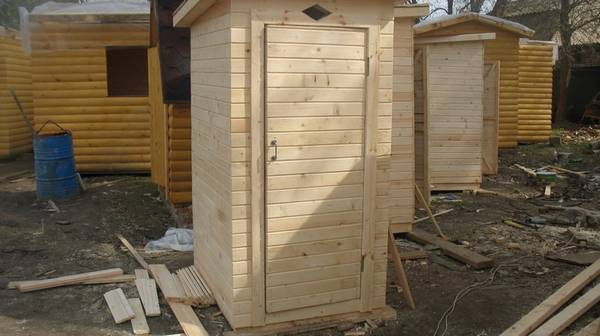 Как построить деревянный туалет для дачи - фото