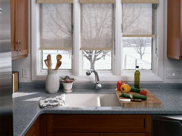 Как оформить кухню с окном - фото