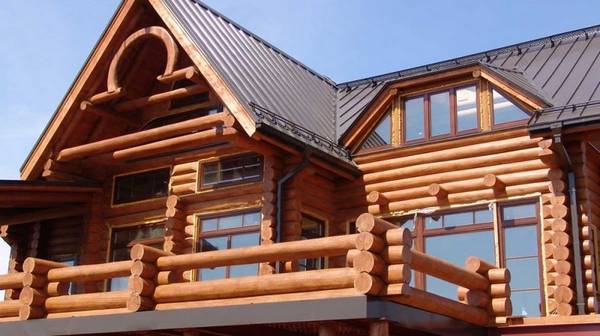 Постройка деревянного дома из оцилиндрованного бревна - фото