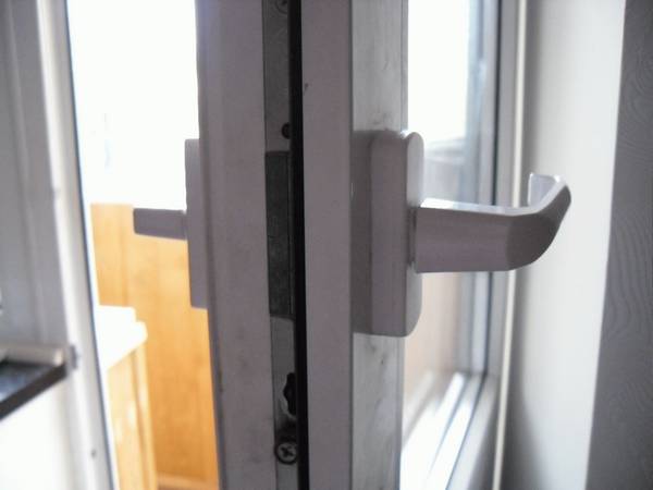 Как поставить двухстороннюю ручку на пластиковую балконную дверь - фото