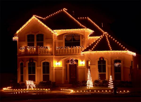 Украшение дома фасадным освещением - фото