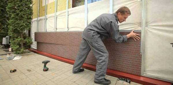 Как крепить фасадные панели для наружной отделки дома? с фото