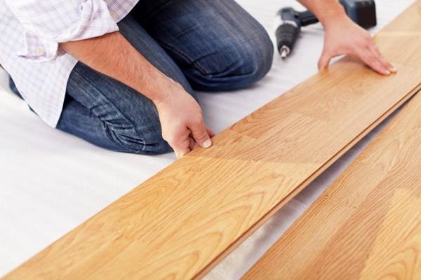 Как постелить ламинат на деревянный пол с фото