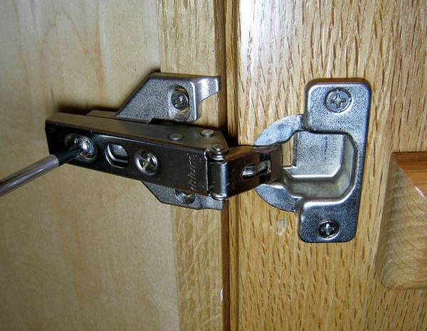 Инструкция по регулировке дверей шкафа - фото