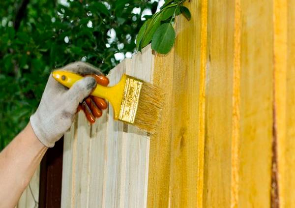 Как покрасить деревянный забор - фото