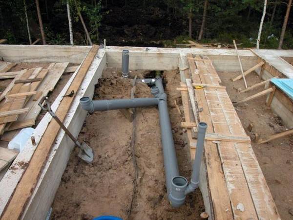 Как проложить канализационные трубы в частном доме во время строительства и ... - фото