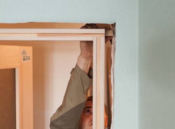Установка межкомнатных дверей своими руками: инструкция по монтажу с фото