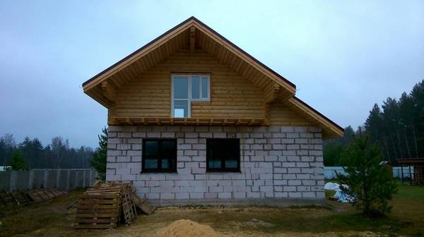 Как построить комбинированные дома из пеноблоков и дерева - фото