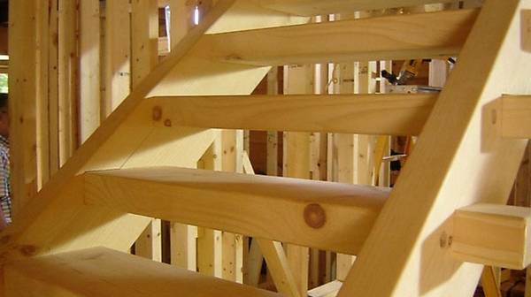 Основы монтажа деревянной лестницы - фото