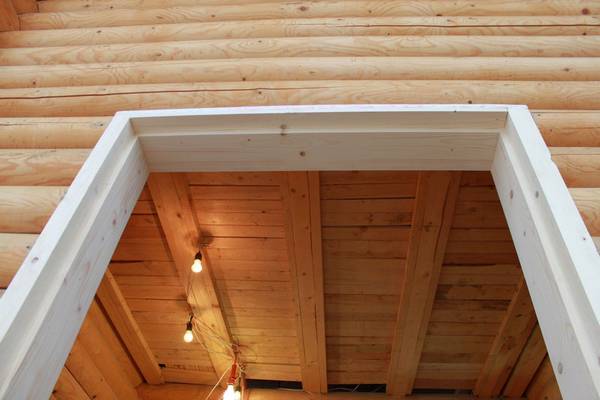 Окосячка дверного проема в деревянном доме: особенности монтажа - фото