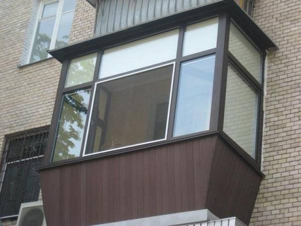 Чем удобен деревянный балкон? - фото