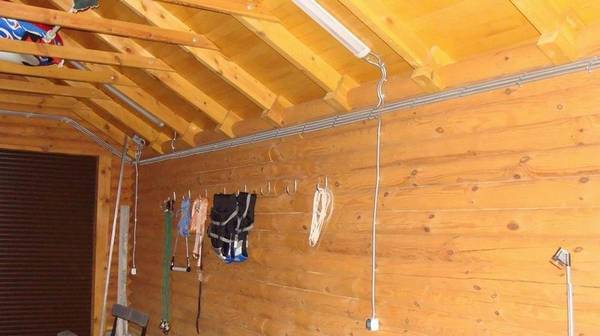 Правила установки открытой проводки в деревянном доме - фото