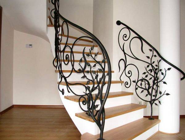 Перила для лестницы в частном доме - фото