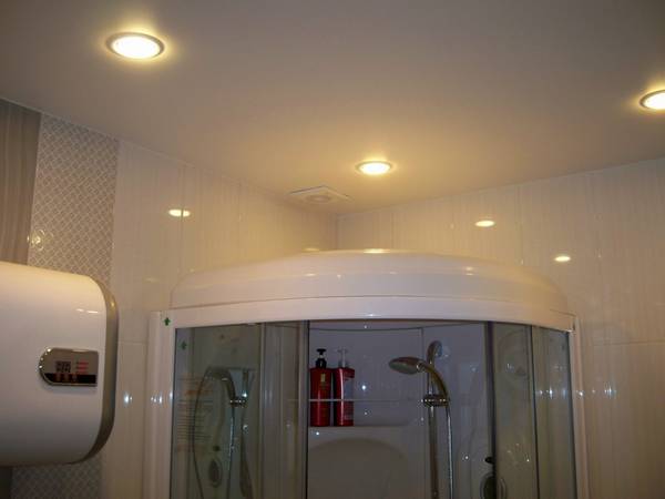 Подвесные потолки для ванной комнаты - фото