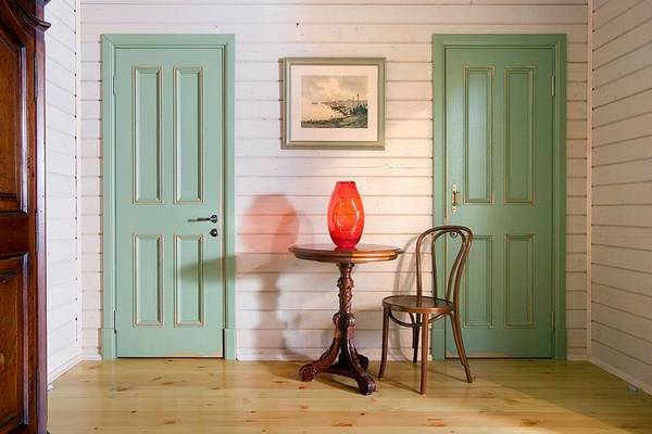 Как выполнить покраску деревянных дверей с фото