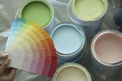 Покраска обоев на потолке: выбор краски и подготовка к началу работ, способы окрашивания с фото