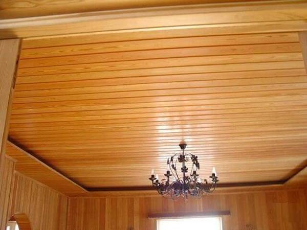Отделка потолка в деревянном доме - фото