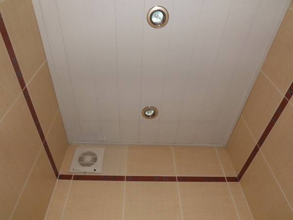 Потолок в туалете - фото