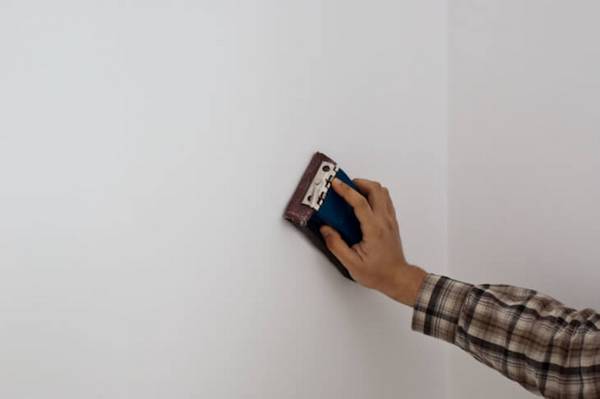 Шлифовка стен после шпаклевки: все о ручном способе обработки стены с фото