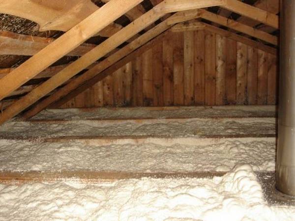 Как утеплить потолок в доме с холодной крышей - фото