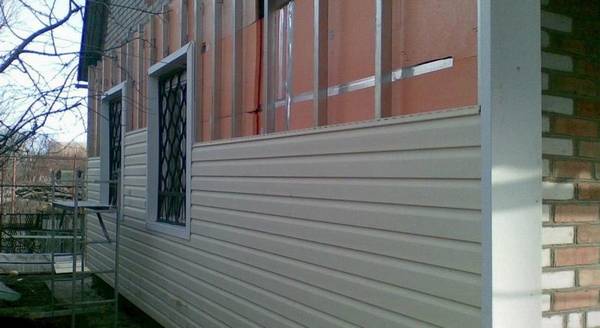 Современный утеплитель для стен дома снаружи под сайдинг - фото