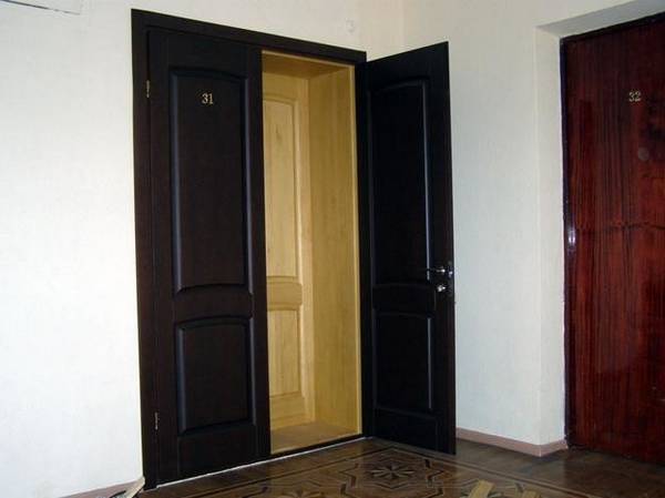Вторые входные двери в квартиру: преимущества, недостатки и особенности установки с фото