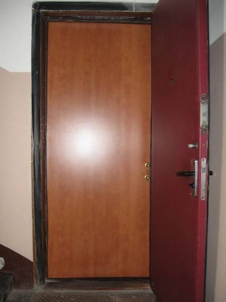 Вторые входные двери в квартиру или дом: плюсы и минусы - фото