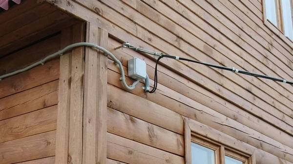 Как выполнить ввод электричества в деревянный дом - фото